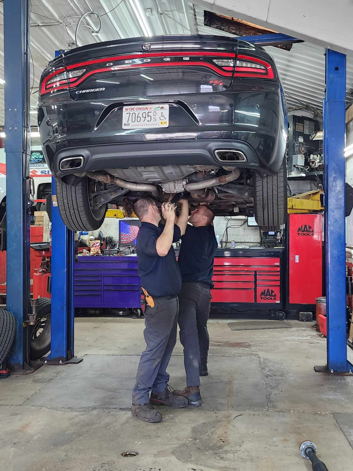 Del's Service Center, Towing and Repair Service. Light and Heavy-duty Services including RV'S. logo